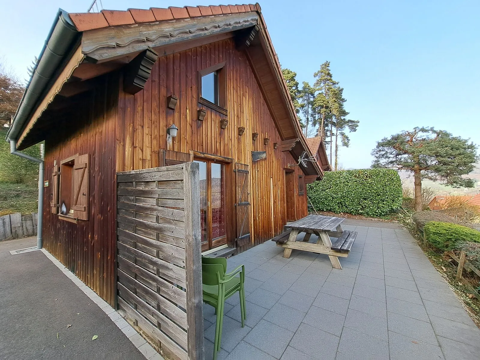 Chalet Chèvrefeuille, façade bois et terrasse