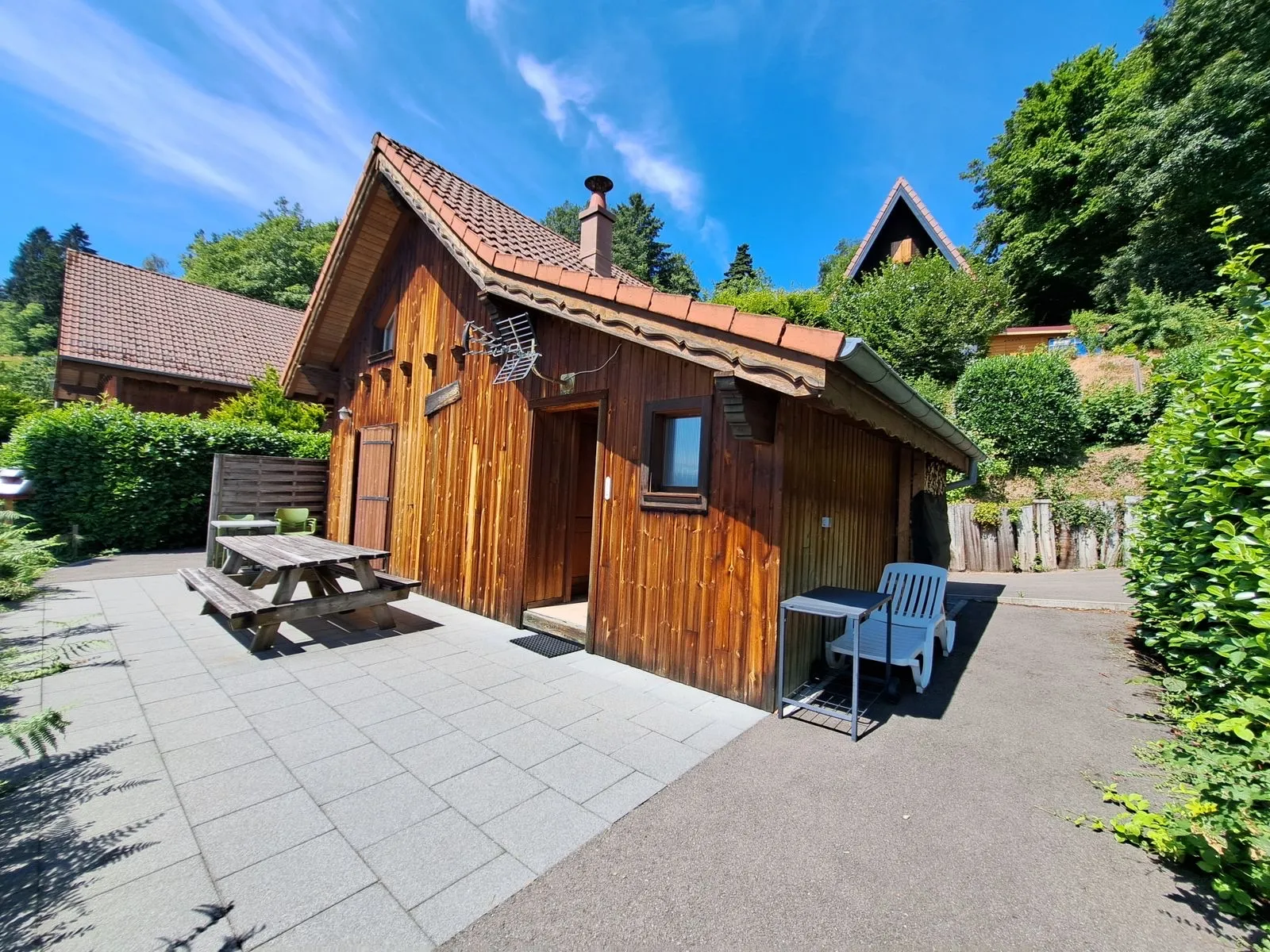 Le chalet Chèvrefeuille et sa terrasse, vue de face