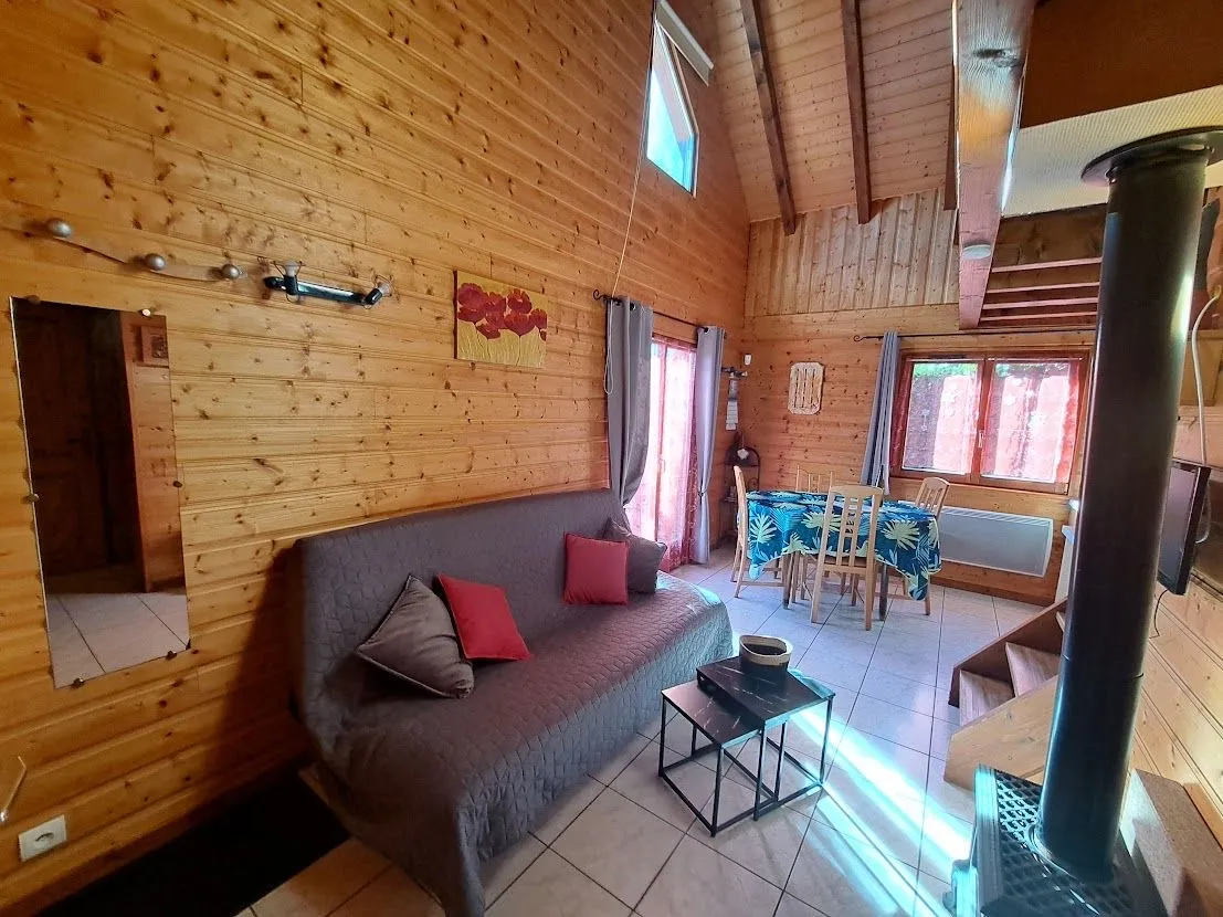 Salon avec poêle à bois