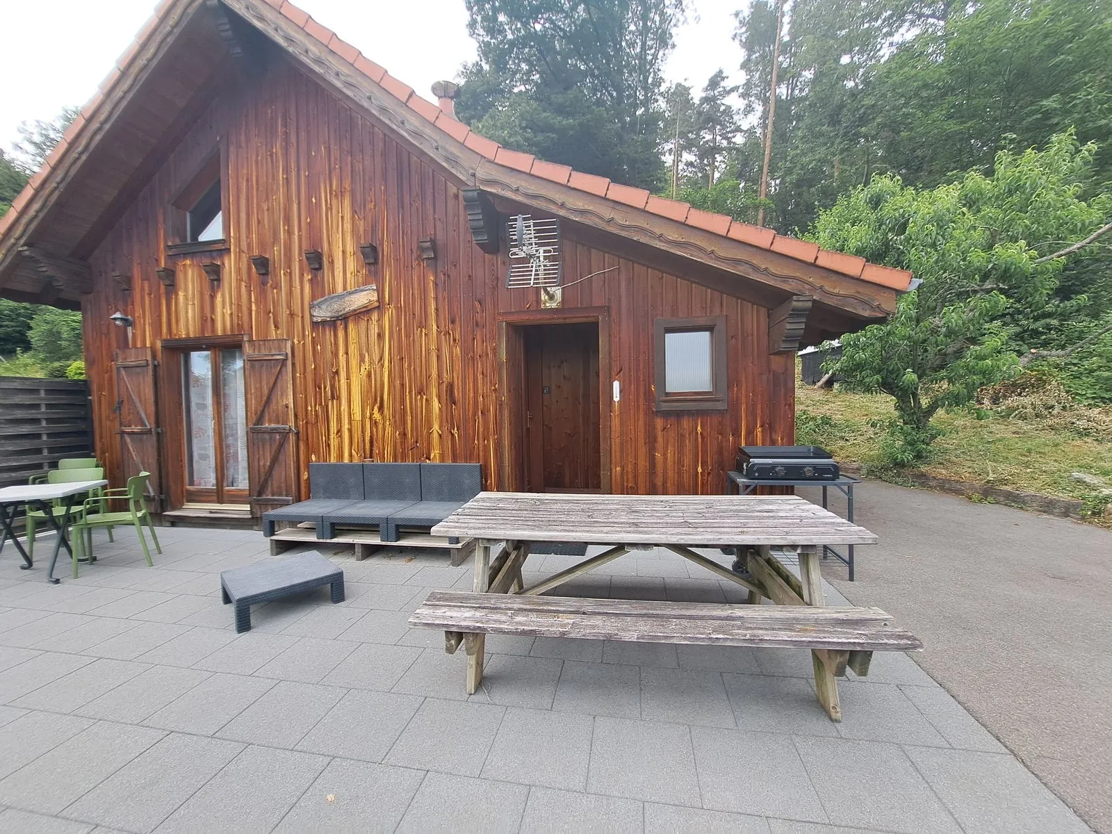 Façade du chalet Églantine avec coin barbecue