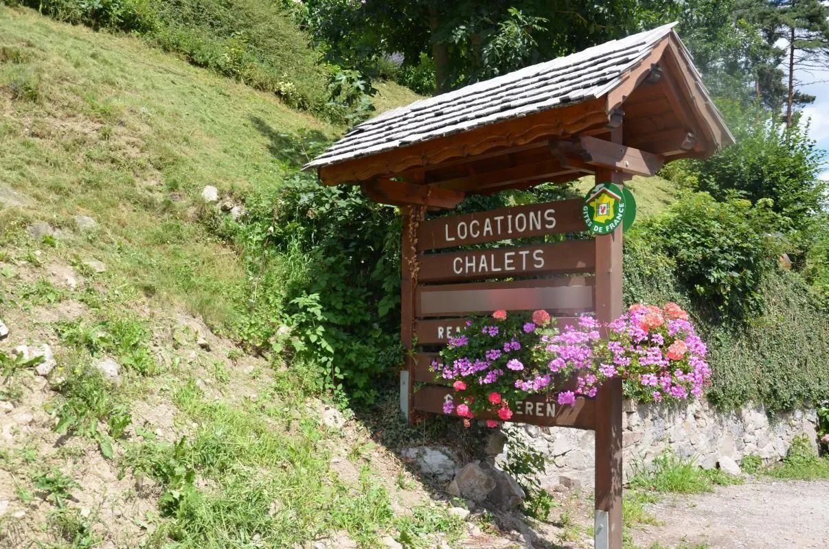 Panneau d'entrée en bois des gîtes