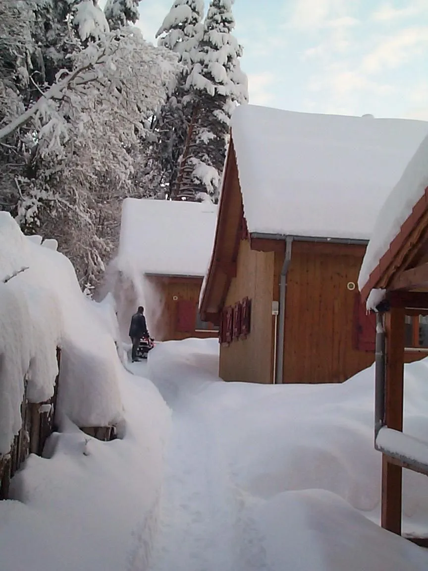 Chalets sous la neige en hiver